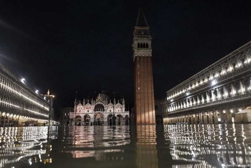 Venesia dibanjiri  gelombang pasang.