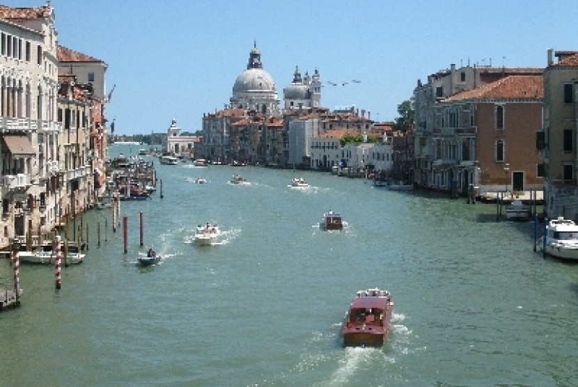 Venesia yang romantis cocok dijadikan tempat berlibur bersama pasangan.