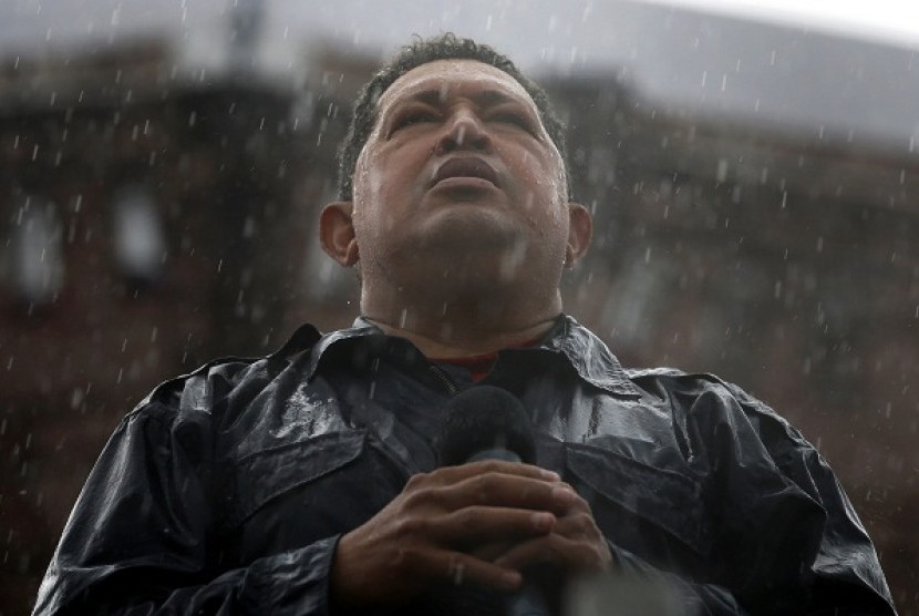 Venezuela's President and presidential candidate Hugo Chavez speaks in the rain during his closing campaign rally in Caracas in this October 4, 2012.
