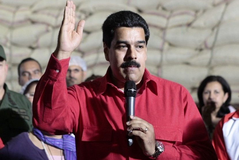 Venezuela's Vice President Nicolas Maduro speaks during a visit to Fama de America's coffee processing plant in Caracas January 3, 2013. Maduro returned to Venezuela on Thursday after visiting Hugo Chavez in hospital in Cuba, but gave no new details on the