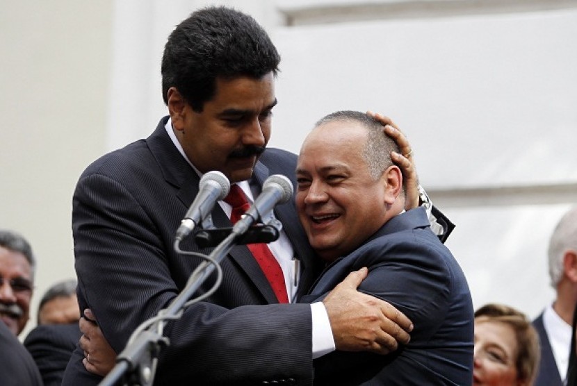 Venezuelan Vice President Nicolas Maduro (left) embraces National Assembly President Diosdado Cabello during the assembly inauguration in Caracas January 5, 2013.   