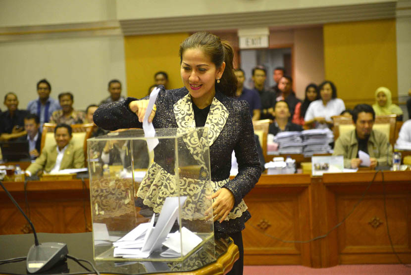 Venna Melinda memberikan suara dalam pemilihan dan penetapan calon hakim konstitusi di Komisi III Kompleks Senayan, Jakarta, Rabu (5/3). (Republika/Agung Supriyanto)