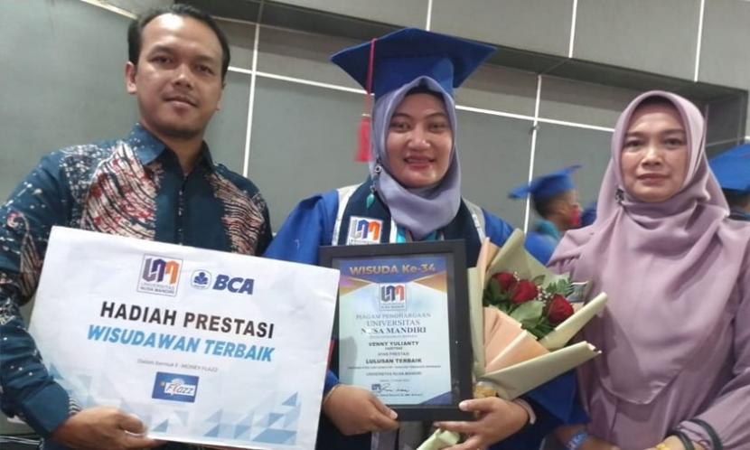 Venny Yulianti, wisudawati terbaik dari program studi Ilmu Komputer jenjang S2 Universitas Nusa Mandiri (UNM) dengan meraih IPK 3,99 pada wisuda UNM ke-34.