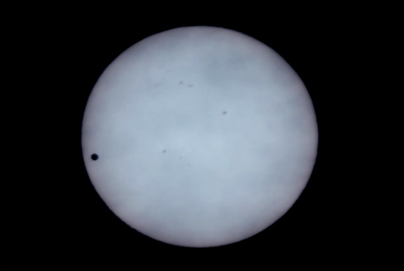 Venus terlihat seperti noktah hitam di bagian kiri matahari saat dipantau dengan teleskop milik penggiat Himpunan Astronomi Amatir Jakarta (HAAJ) di Planetarium, Taman Ismail Marzuki, Jakarta, Rabu (6/6). (dok. HAAJ)