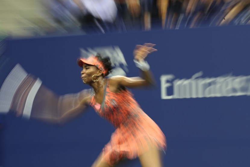 Venus Williams saat berlaga pada babak perempat final AS Terbuka melawan Petra Kvitova, Rabu (6/9). 