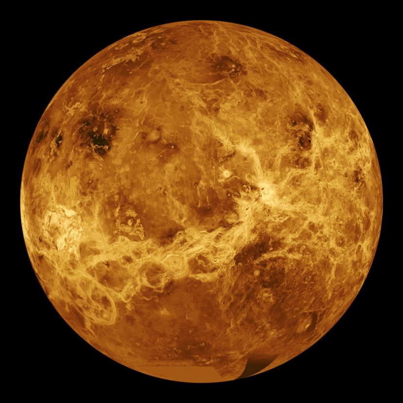 Venus yang berwarna orange.
