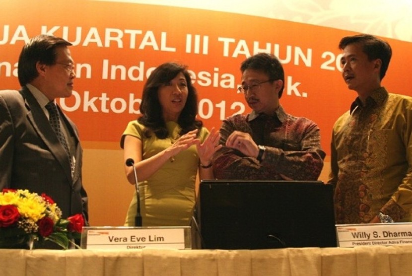 Vera Eve Lim, CFO dan Direktur Danamon (kanan) didampingi Henry Ho, Dirut (kiri) Rabu  (17/10) di Jakarta memaparkan kinerja kuartal ketiga tahun 2012. 