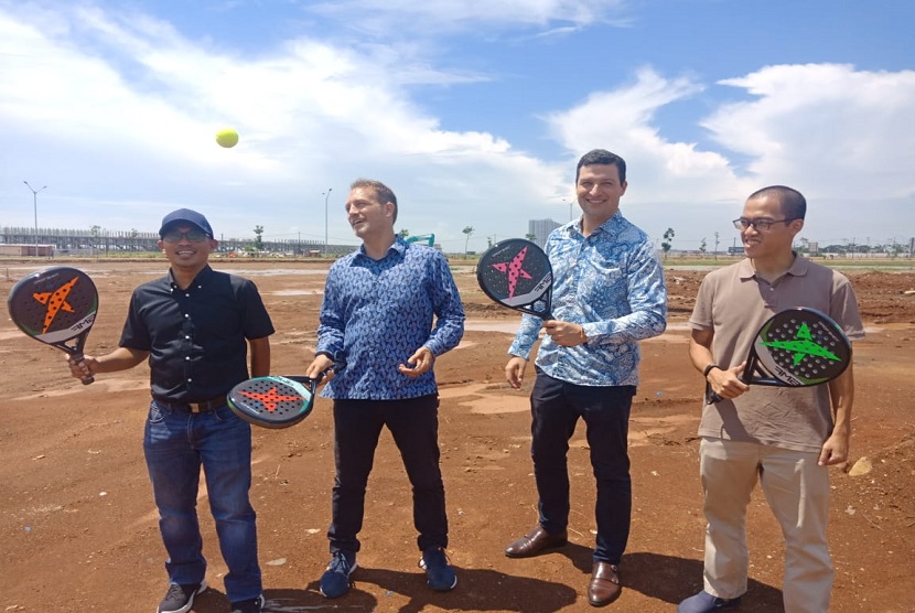 Verde Sports Hub, fasilitas olah raga yang sedang dibangun di kawasan Pantai Indah Kapuk 2 (PIK-2) memperoleh dukungan dari Kedutaan Spanyol untuk Indonesia guna mengembangkan fasilitas olah raga Padel yang kini berkembang pesat di daratan Eropa.