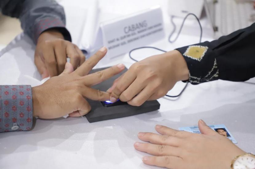 Kementerian Haji dan Umrah Arab Saudi mengumumkan dimulainya persyaratan untuk mendaftarkan “sidik jari” pendaftaran biometrik untuk menerbitkan Visa Umrah secara online.