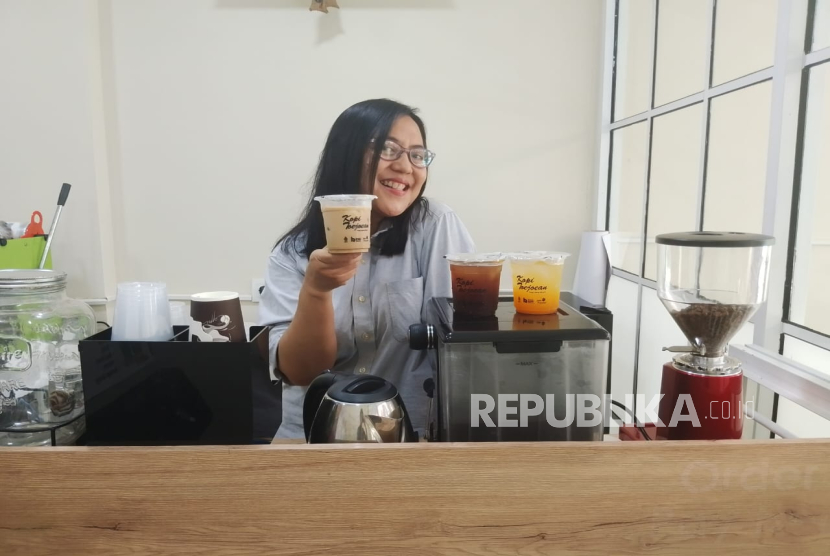 Veronica memulai usaha produk minuman kopi dengan nama Kopi Toejoean.