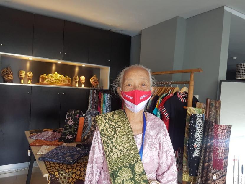  Veronica Sukirah (74) yang masih semangat berdagang pakaian di Pasar Beringharjo, Yogyakarta. Ibu delapan anak ini tidak pernah merasa gentar untuk berjualan, meski berada di situasi sulit akibat pandemi virus Corona (Covid-19). 