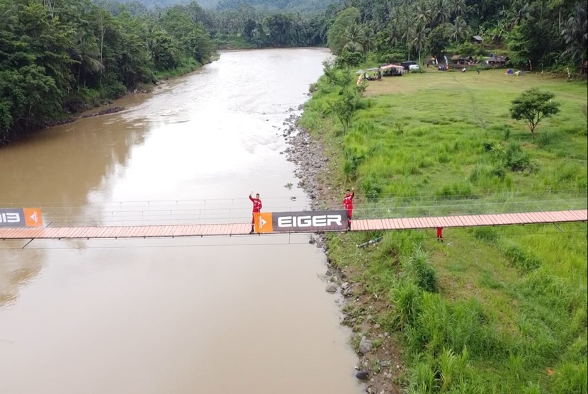 Vertical Rescue Indonesia dan EIGER Adventure, berkolaborasi dengan Prajurit Brigif 13 Kostrad dan seluruh elemen masyarakat dari dua desa, bahu membahu membangun sebuah jembatan gantung, membentang sepanjang 140 meter.  