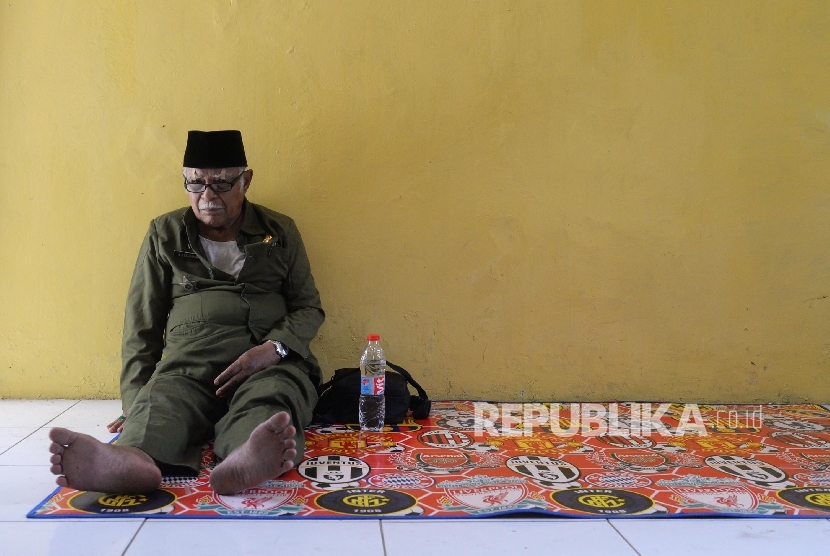 Veteran perang Letkol (Purn) Ilyas Karim tertunduk lesu seusai rumahnya dibongkar petugas di Rawajati, Jakarta, Kamis (1/9).