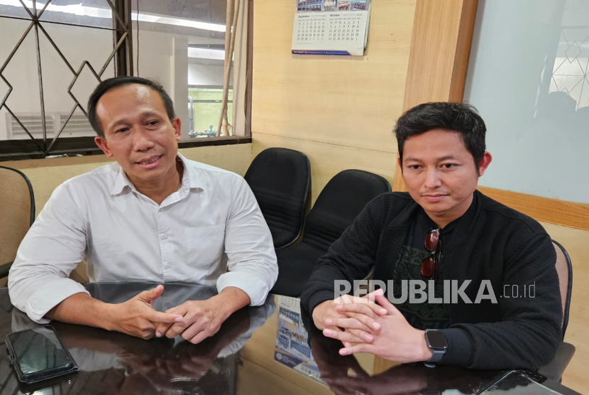 Vian Dhana (kanan) bersama kuasa hukum keluarganya, Zainal Abidin Petir (kiri), memberikan keterangan kepada awak media soal kematian Dwinanda Linchia Levi, Kamis (20/11/2025). Dwinanda merupakan dosen Universitas 17 Agustus 1945 (Untag) Semarang yang ditemukan tewas di kamar kos-hotelnya di daerah Gajahmungkur, Kota Semarang, pada Senin (17/11/2025).