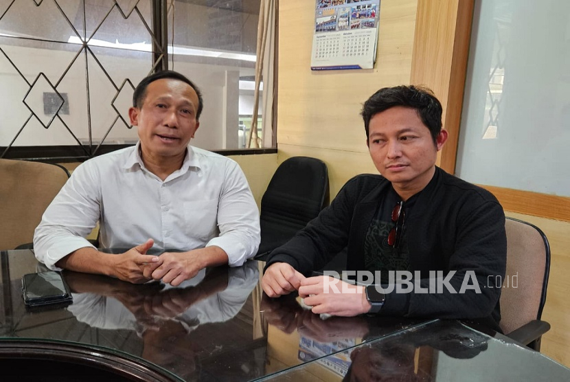Vian Dhana (kanan) bersama kuasa hukum keluarganya, Zainal Abidin Petir (kiri), memberikan keterangan kepada awak media soal kematian Dwinanda Linchia Levi, Kamis (20/11/2025). Dwinanda merupakan dosen Universitas 17 Agustus 1945 (Untag) Semarang yang ditemukan tewas di kamar kos-hotelnya di daerah Gajahmungkur, Kota Semarang, pada Senin (17/11/2025).