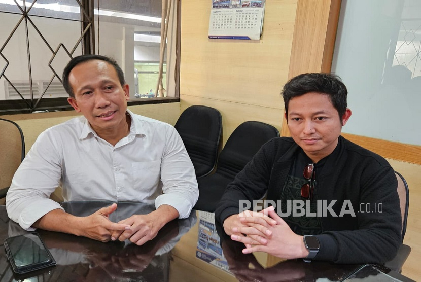 Vian Dhana (kanan) bersama kuasa hukum keluarganya, Zainal Abidin Petir (kiri), memberikan keterangan kepada awak media soal kematian Dwinanda Linchia Levi, Kamis (20/11/2025). Dwinanda merupakan dosen Universitas 17 Agustus 1945 (Untag) Semarang yang ditemukan tewas di kamar kos-hotelnya di daerah Gajahmungkur, Kota Semarang, pada Senin (17/11/2025).