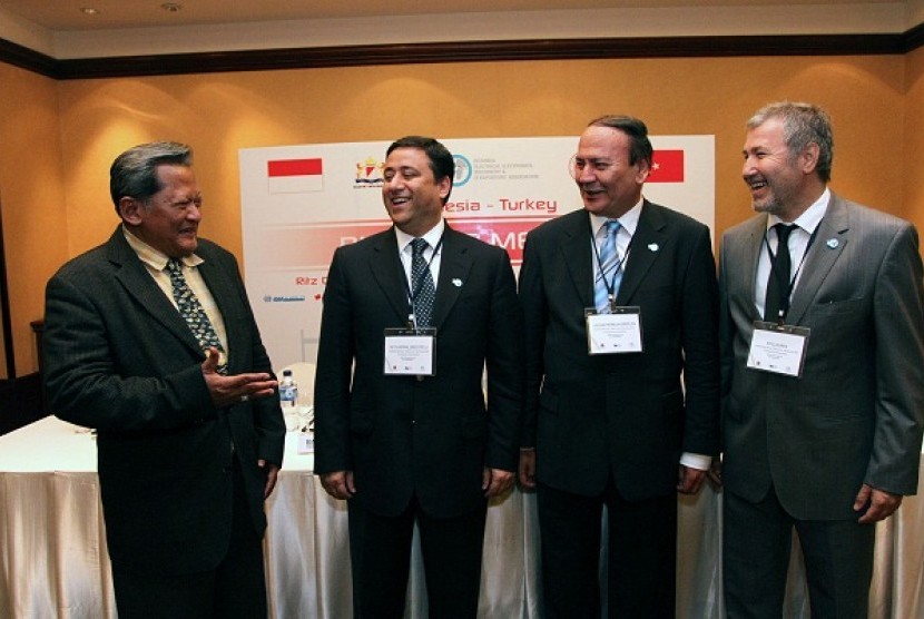 Vice chairman for industry, research and technology of KADIN, Bambang Sudjagad (left), talks to some Turkish businessmen in a meeting on Monday. The meeting aims at seeking business opportunities for both countries.   