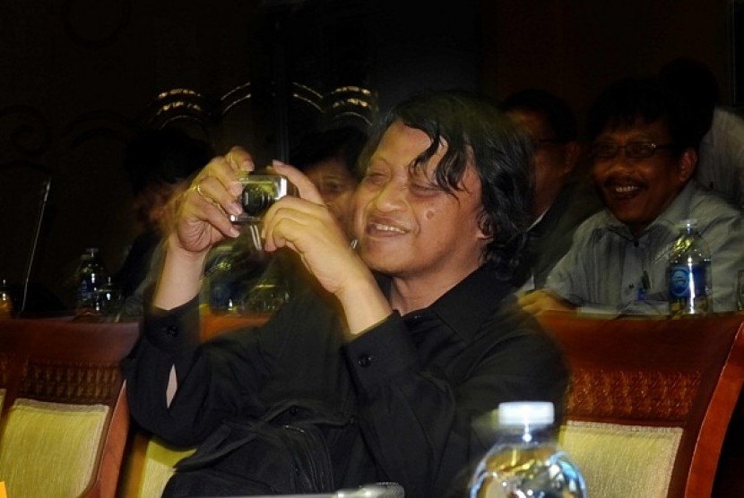 Vice Minister of Energy and Mineral Resources, Widjajono Partowidagdo, takes some pictures during a hearing session with the parliament members in Jakarta, recently. His modesty and personality are admired by many.   