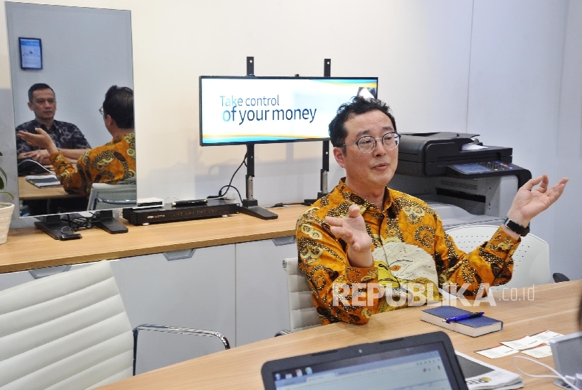 Vice Presiden Corporate Affair Samsung Indonesia Kang Hyun Lee (kanan), Direktur Utama Harian Umum REPUBLIKA Agoosh Yoosran (kiri) berbicara saat silaturahim di kantor Samsung Indonesia, Jakarta, Jumat (9\12). Pertemuan juga turut dihadiri jajaran direksi 