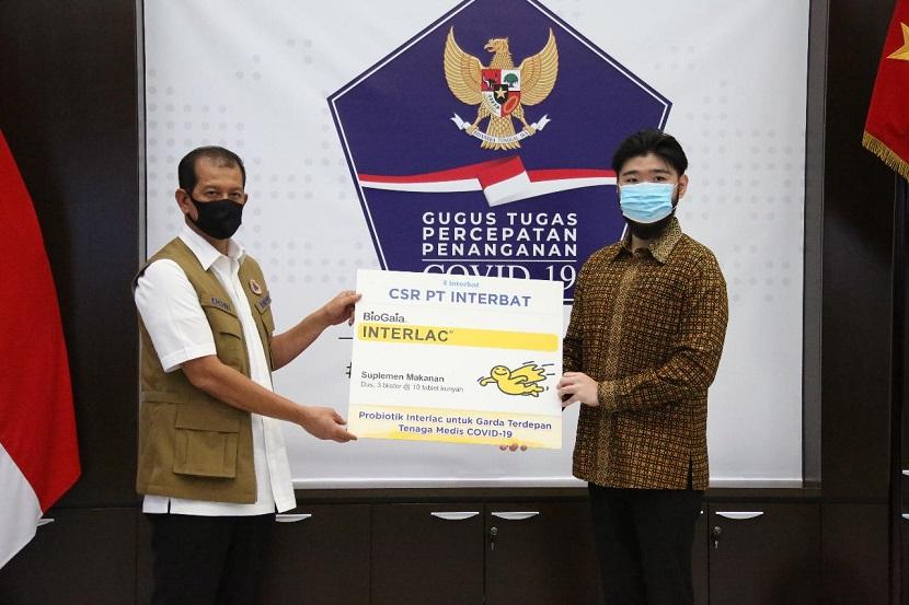  Vice Presiden PT Interbat Derrick Sukamto (kanan) secara simbolis menyerahkan bantuan senilai Rp 5,5 miliar kepada Kepala Gugus Tugas Percepatan Penanganan Covid-19, Doni Monardo, di Jakarta, Kamis (30/4).