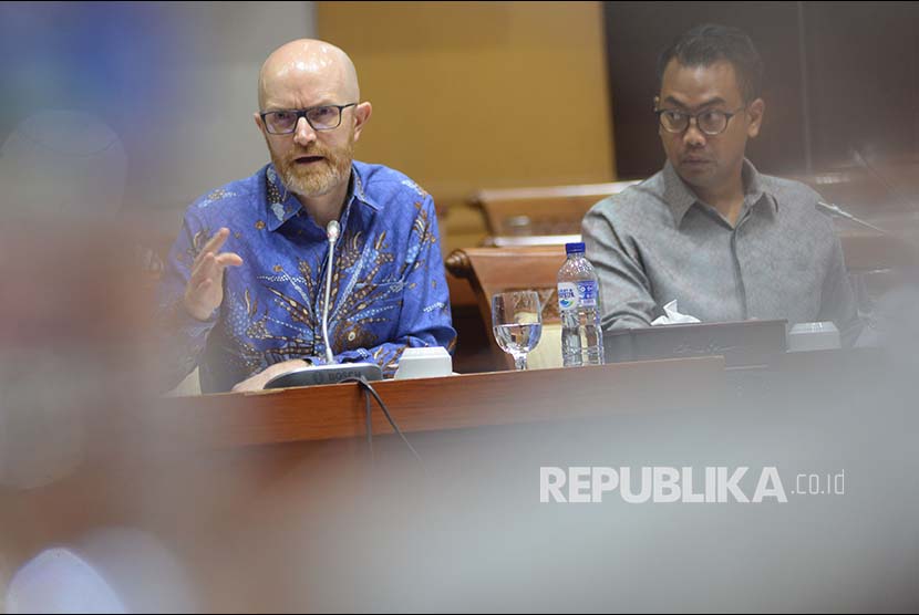 Vice President and Public Policy Facebook Asia Pacific Simon Milner (kiri)  dan Kepala Kebijakan Publik Facebook Indonesia Ruben Hattari (kanan) mengikuti rapat dengar pendapat umum dengan Komisi I DPR di Kompleks Parlemen Senayan, Jakarta, Selasa (17/4). Rapat ini membahas bocornya satu juta lebih data pengguna Facebook di Indonesia.