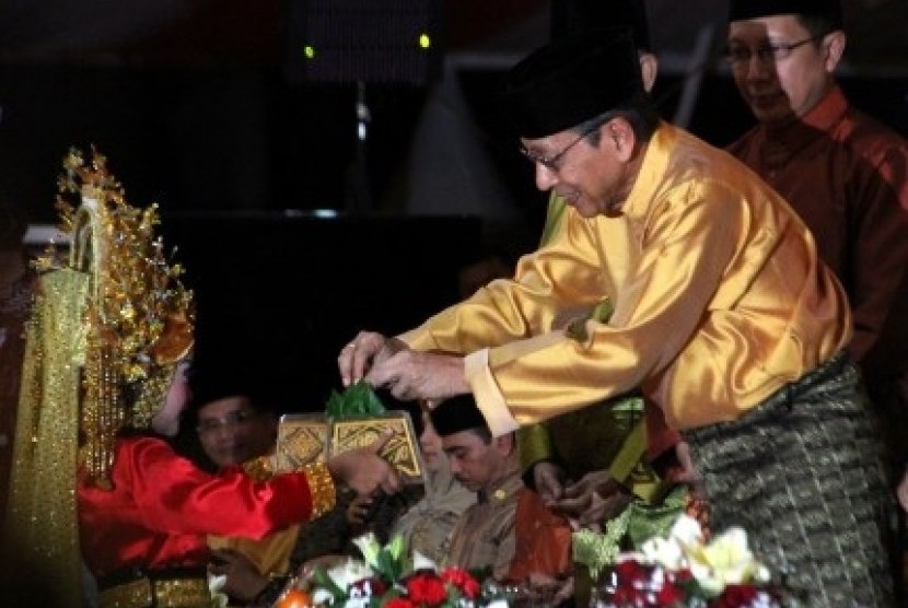 Vice President Boediono (in yellow) attends the closing ceremony of the 25th National Quran Recital Competition on Friday.