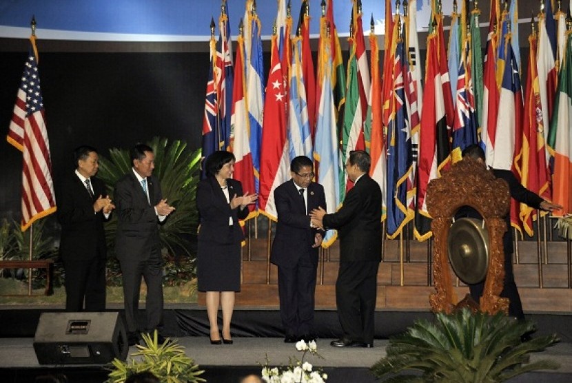 Vice President Boediono (left) attend the opening of International Drug Enforcement Conference (IDEC) in Bali, June 12-13. The two day conference that co-host by Indonesia and the US, is attended by around 300 participants from 73 countries.   