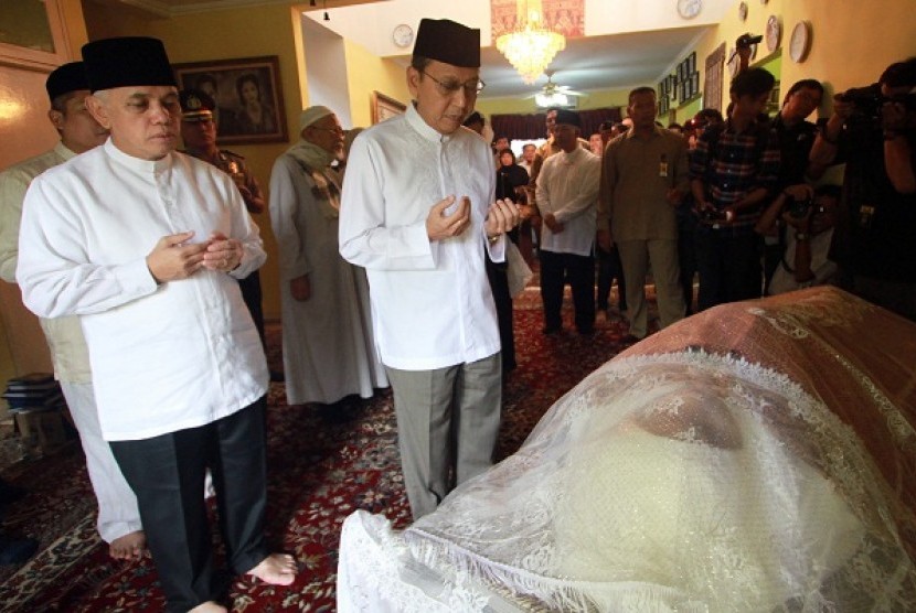 Vice President Boediono (right) and Coordinating Minister for Economy M Hatta Rajasa pray before the late Rajasa's father, HM Tohir Achmad Raksawiguna, who passes away in Jakarta on Wednesday.