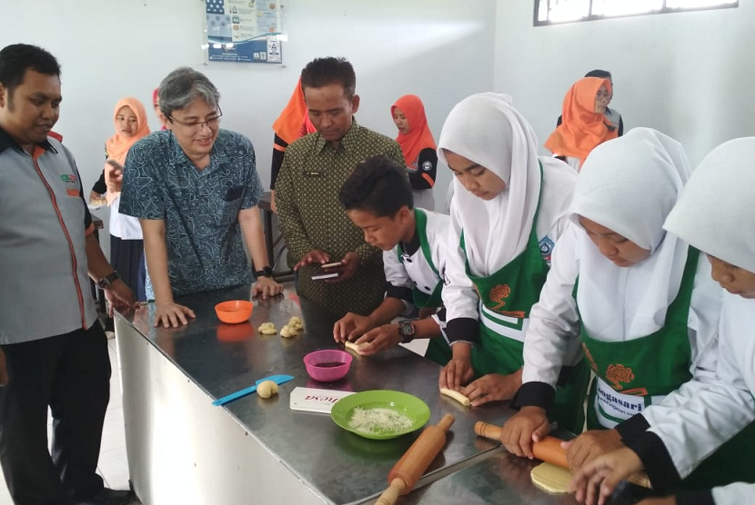 Vice president Commercial Bogasari Ivo Ariawan  meninjau siswa SMK Global yang sudah ikut pelatihan Program Teaching Factory.