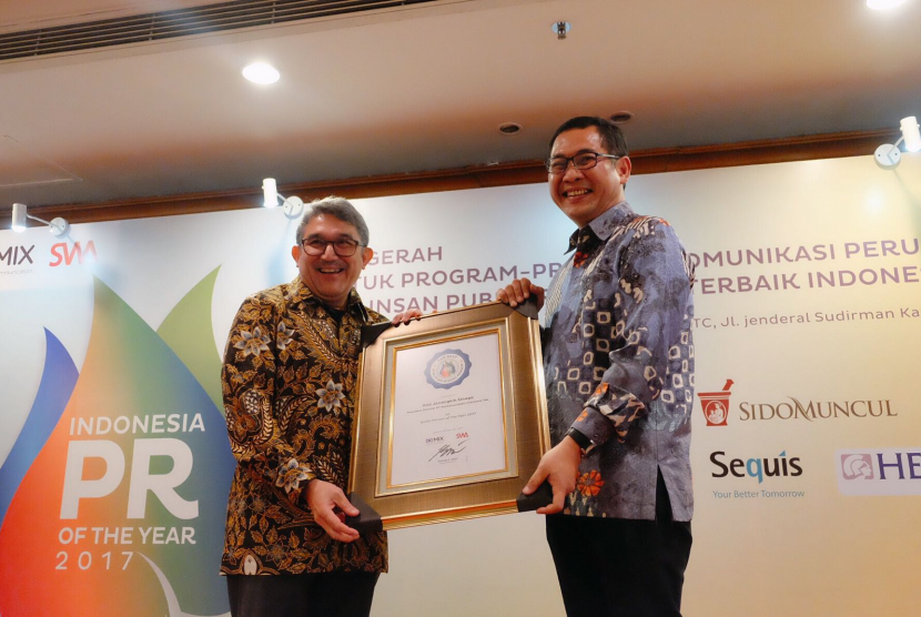 Vice President Corporate Communication Telkom Arif Prabowo saat menerima penghargaan Spoke Person of The Year pada ajang Indonesia PR of The Year 2017 di Jakarta, Selasa (31/10).