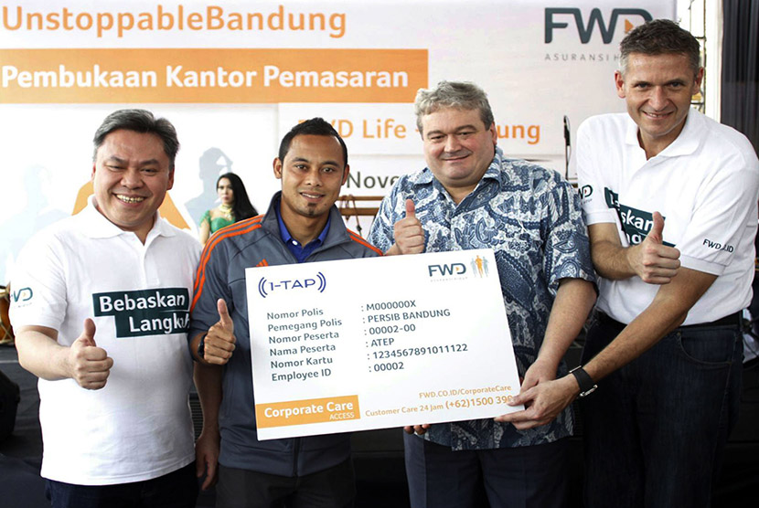 Vice President Director FWD Life, Jens Reisch (kanan), Chief of Corporate Care Pedro Amor (dua dari kanan) dan Director & Chief Agency Officer FWD Life, Hendra Thanwijaya (kiri), secara simbolis memberikan asuransi kepada Kapten Persib Bandung Atep Rizal, 