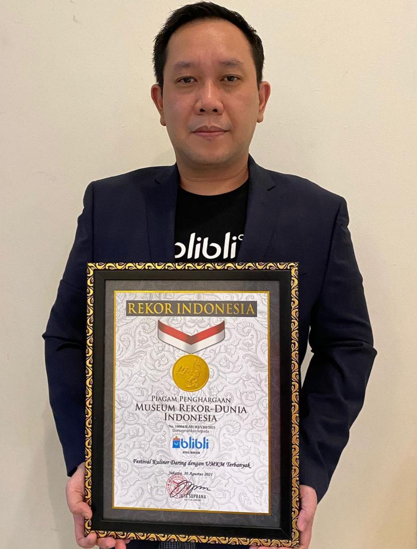 Vice President Galeri Indonesia Blibli, Andreas A Pramaditya, menerima penghargaan Rekor MURI Festival Kuliner Daring dengan UMKM Terbanyak.