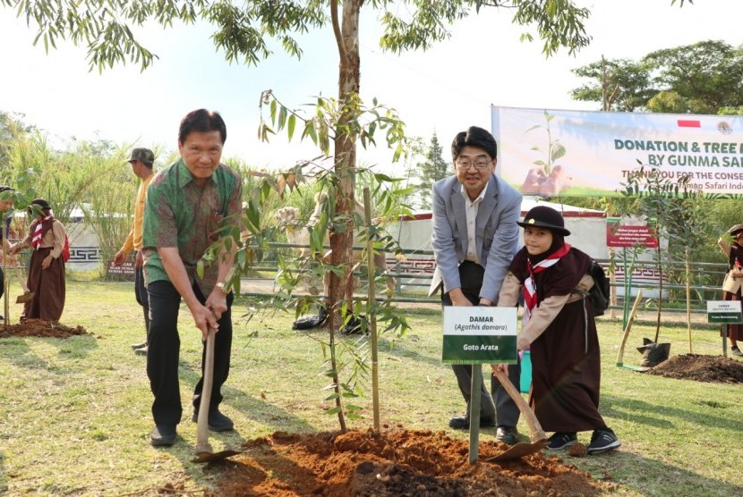 Vice President Gunma Safari Park Jepang Mr Goto Araya memberikan donasi dana konservasi satwa liar sebesar 1 juta yen  kepada  Direktorat Jenderal Konservasi Sumber Daya Alam Hayati dan Ekosistem (KSDAE), Kementerian Lingkungan Hidup dan Kehutanan, pada Sabtu (9/11). 