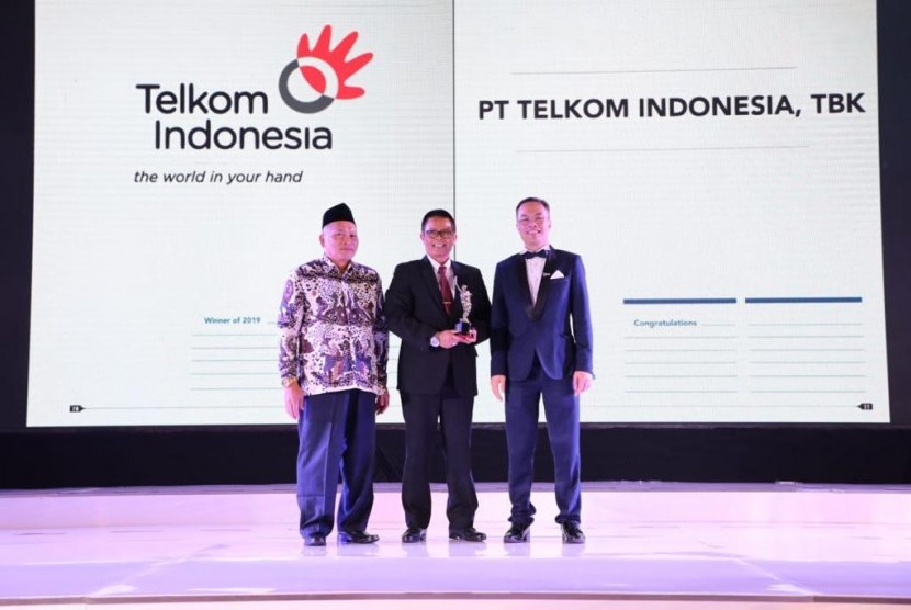 Vice President Human Capital Development Telkom Dwi Heriyanto (tengah) saat menerima penghargaan Telkom sebagai “Best Company To Work For In Asia 2019” yang diserahkan oleh Group Publisher/Editor-in-Chief of Business Media International William Ng (kanan) di Jakarta, Jumat (14/6).