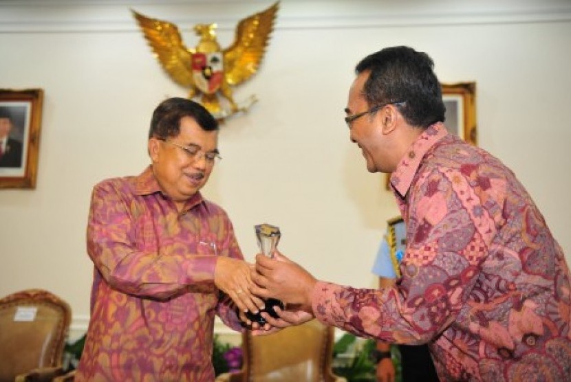 Vice President Jusuf Kalla (left) presents Transparency Award to President Director of PT PLN,  Nur Pamudji, in Jakarta on Friday. 