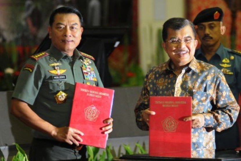 Vice President Jusuf Kalla who also chairman of Indonesian Red Cross (right) poses with Indonesian Military (TNI) commander Gen. Moeldokoafter signing MoU on relief operation in Jakarta on Thursday.  