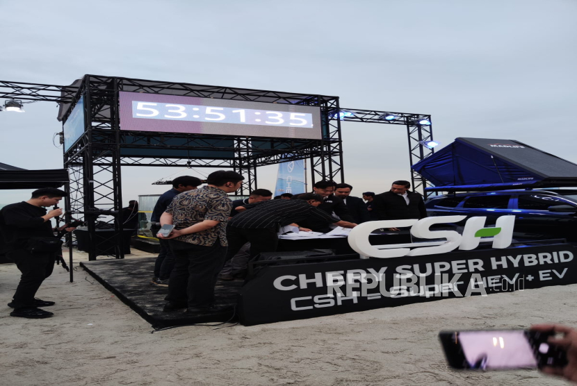 Vice President PT Chery Sales Indonesia Zeng Shuo dan Sales Director PT Chery Sales Indonesia Budi Darmawan semringah saat menguji mobil Chery Tiggo 8 CSH dengan baterai yang sudah direndam air laut di hadapan para awak media.