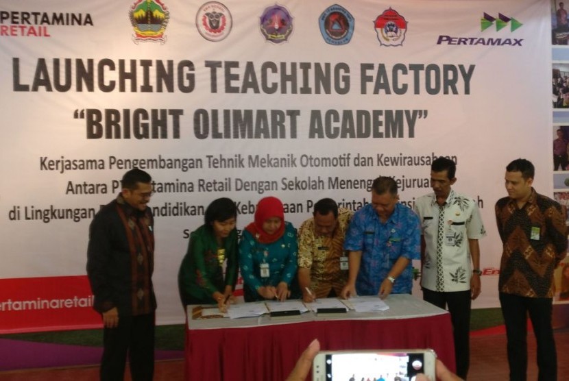 Vice President Store & Cafe PT Pertamina Retail, Riza Pahlefi, saat melakukan peresmian Bright Olimart Academy yang berlokasi di Sekolah Menengah Kejuruan Negeri 3 Semarang.