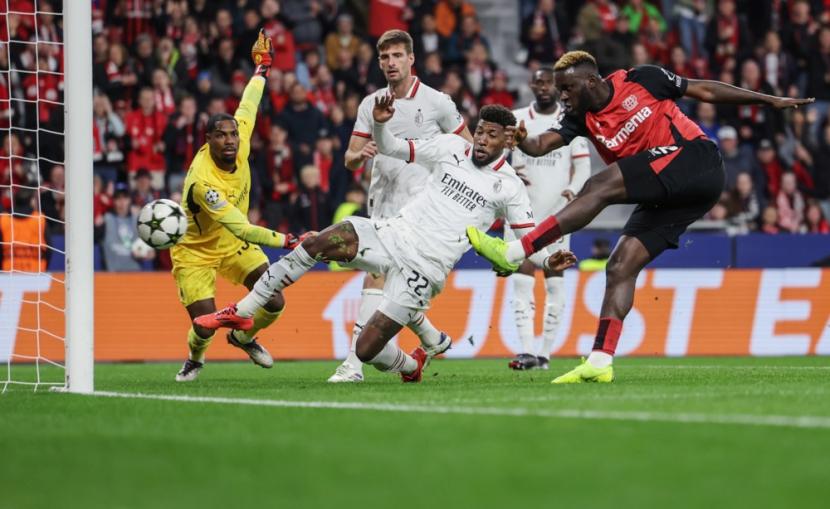 Victor Boniface dari Bayer Leverkusen (kanan) mencetak gol ke gawang AC Milan dalam pertandingan Liga Champions di BayArena, Leverkusen, Rabu (2/10/2024) dini hari WIB.