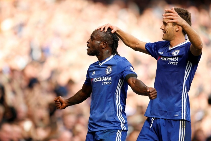 Victor Moses (kiri) bersama Marcos Alonso merayakan gol ketiga Chelsea yang dicetaknya ke gawang Leicester City dalam pertandingan Liga Primer Inggris di Stamford Bridge, Sabtu (15/10).
