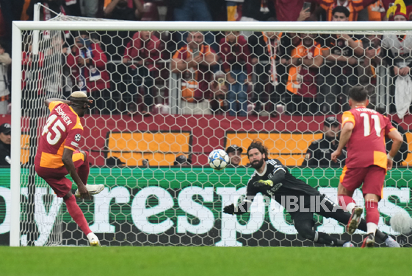 Victor Osimhen menjebol gawang Liverpool dari titik penalti.