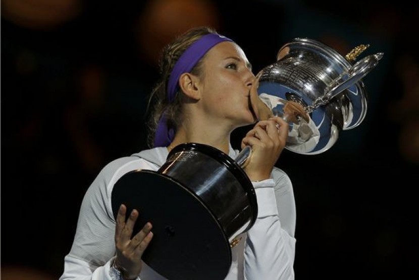 Victoria Azarenka, petenis asal Belarusia, berpose bersama trofi The Daphne Akhurst Memorial usai menaklukan petenis Cina, Li Na, di final Australia Terbuka di Melbourne pada 26 Januari. 