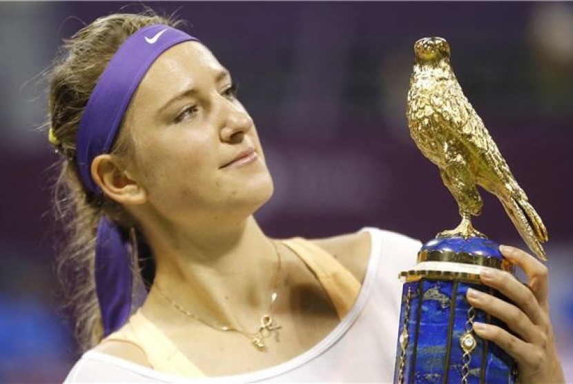 Victoria Azarenka, petenis asal Belarusia, memegang trofi usai mengalahkan petenis Amerika Serikat, Serena Williams, di partai final Qatar Terbuka 2013 di Doha, Qatar, Ahad (17/2). 