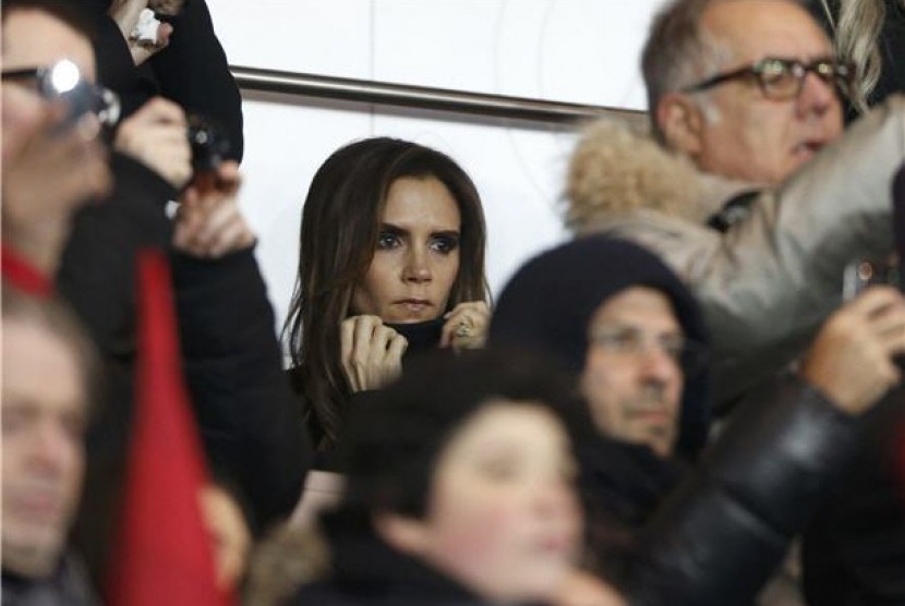 Victoria Beckham (tengah) tegang menyaksikan sang suami, David Beckham, melakoni debutnya bersama Paris Saint-Germain menghadapi Olympic Marseille di Stadion Parc des Princes, Paris, Ahad (24/2). 