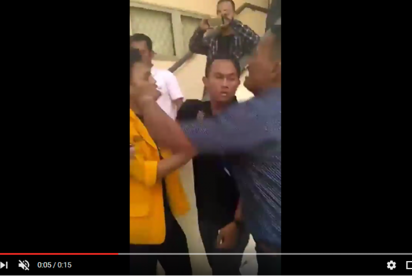 Video aksi kekerasan terhadap mahasiswa Universitas Sriwijaya yang melakukan aksi untuk memprotes Uang Kuliah Tunggal (UKT) yang menjadi viral di media sosial, Kamis (3/8).