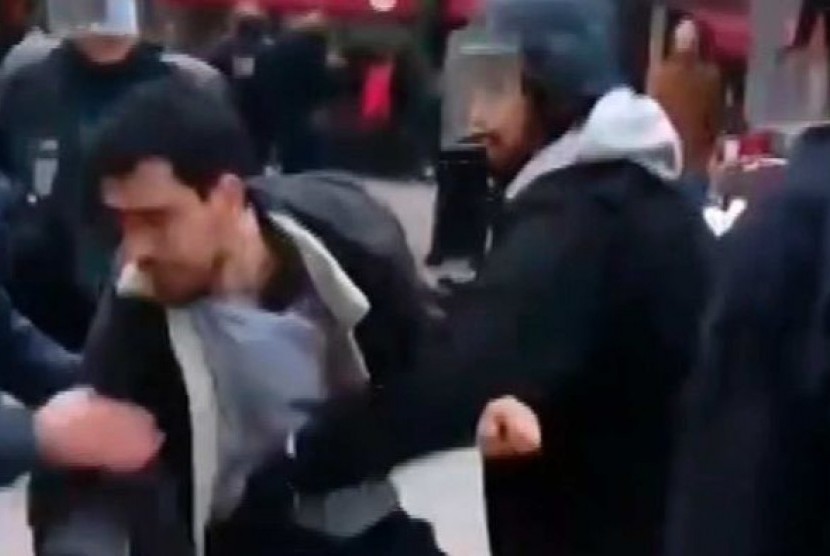   Video Alexandre Benalla (kanan) memukuli seorang pengunjuk rasa dalam demo 1 Mei di Paris.  