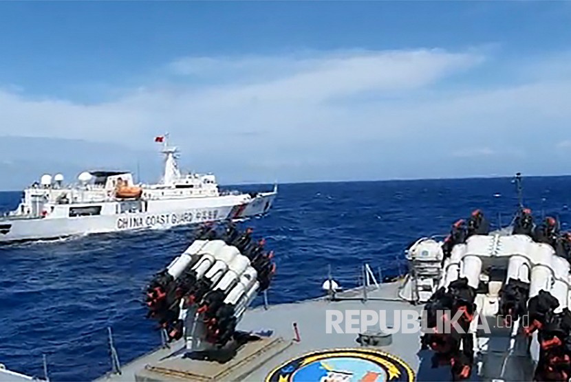 Video capture KRI Tjiptadi-381 yang beroperasi di bawah kendali Gugus Tempur Laut (Guspurla) Koarmada I menghalau kapal Coast Guard China saat melakukan patroli di Laut Natuna Utara, Kepulauan Riau, Senin (30/12/2019).
