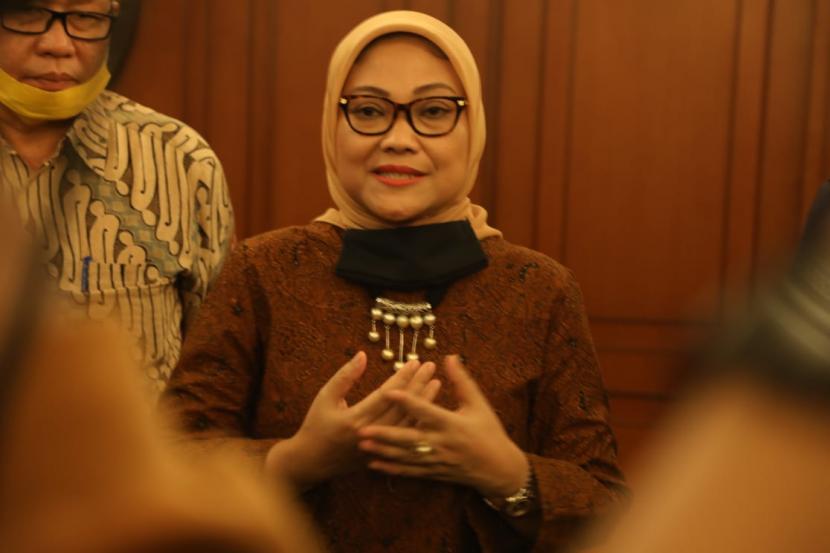 video conference antara Menteri Ketenagakerjaan Ida Fauziyah dan Pendiri Diaspora Indonesia Dino Patti Djalal dengan para diaspora dari berbagai negara di dunia yang diselenggarakan di kantor Kemnaker, Jakarta, Jumat (15/5).