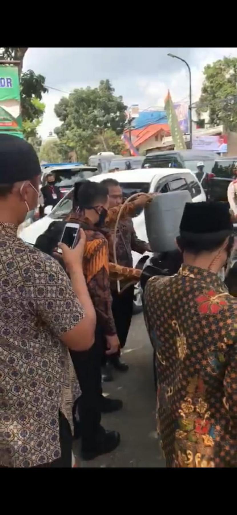 Video dan tangkapan layar  mobil VVIP RI2 yang sedang mengisi bensin dari jeriken di pinggir jalan, Kota Sukabumi, Jawa Barat