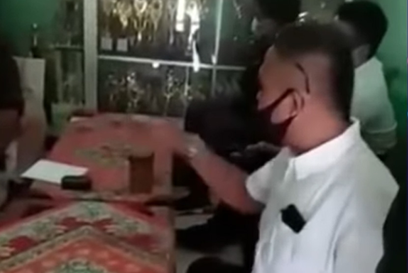 Video guru dimarahi aparat desa di Cijalingan, Kecamatan Cicantayan, Kabupaten Sukabumi yang viral.  